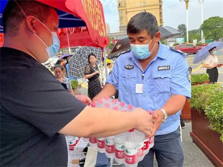 在线赌博
教育党支部开展“我为群众办实事”暨“助力高考为梦想护航”活动