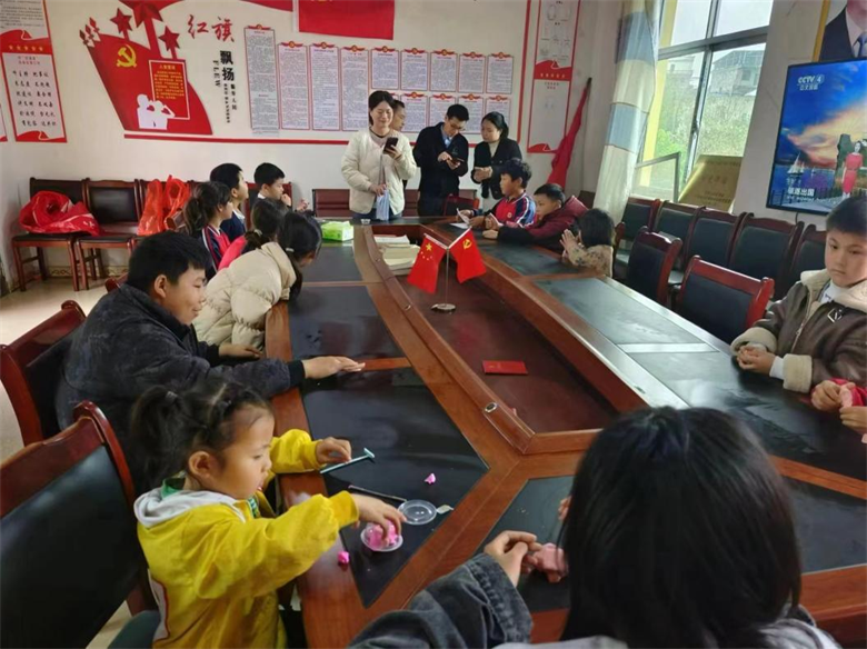 在线赌博网站
驻枫港乡程坊村工作队举办“关爱儿童身心 共绘美好未来”主题活动